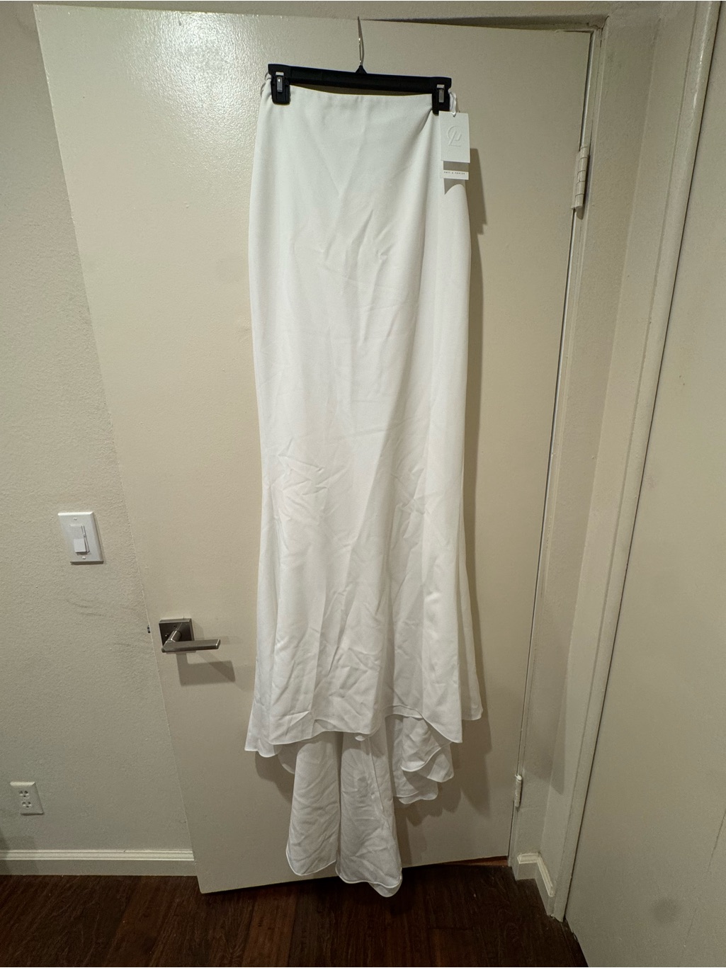 Elegant White Fitted Mermaid Skirt W/ Train — image 3 of 8